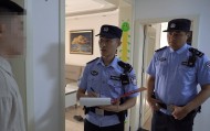男子留宿4个同事忍不住炫耀2万元，深夜发现钱不见了！警方查明