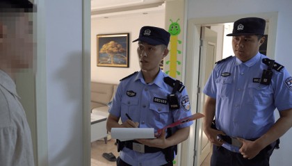 男子留宿4个同事忍不住炫耀2万元，深夜发现钱不见了！警方查明