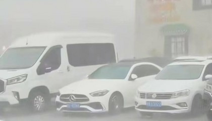 甘肃夏河县遭遇冰雹袭击：有游客称持续大半个小时，当地人称“十年不遇”