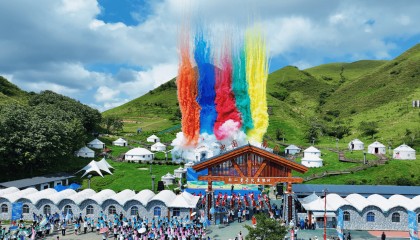 湖南城步：劳模领跑上南山