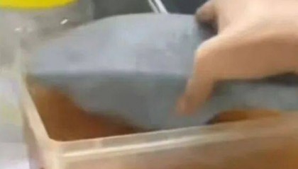 深圳一奶茶店员工将拖鞋放入配料盆，当地市监局：涉事员工已被公安部门行拘