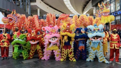 资讯有故事丨非洲鼓与舞龙舞狮融合 他们向世界展现多彩的中国春节文化