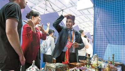 多国驻华外交官欢乐打卡服贸会