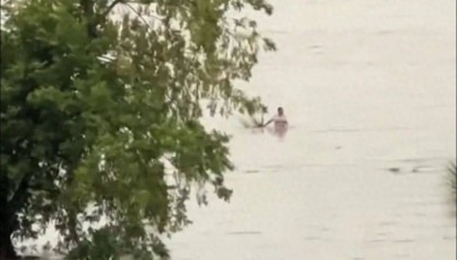 上游泄洪致下游突涨水，多名钓鱼者被困河中；湖北谷城警方：救起30余人，1人不幸溺亡