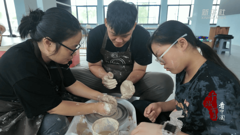 千城百县看中国｜福建晋江：村里开课教做“黑茶古”