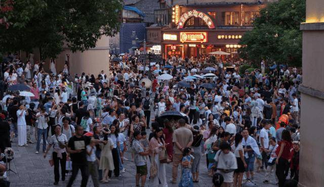 人山人海 20℃的昆明老街挤满了避暑的游客